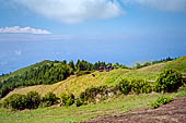 Azzorre, Isola di San Miguel - Escursione a Sete Cidades.  Lungo il sentiero che percorre la cresta della Caldeira das Sete Cidades. Vista verso la costa. 